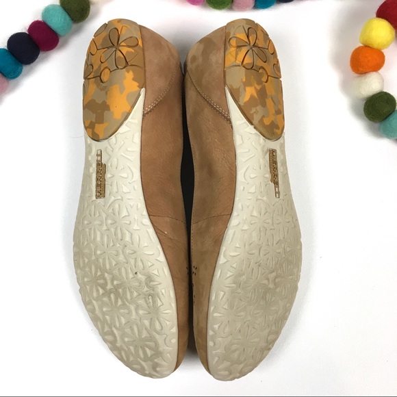 Merrell Women's Tan Ballet Flats - Picture 6 of 7